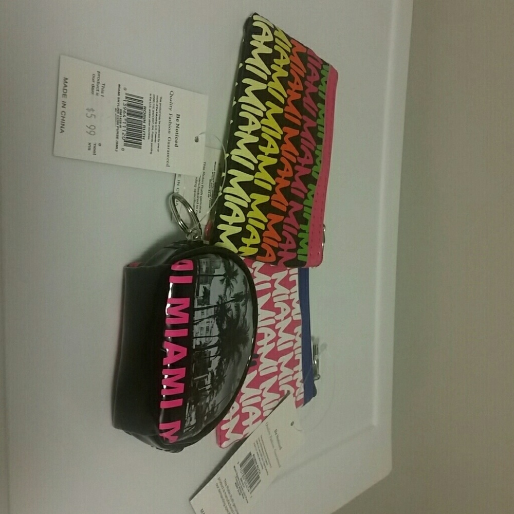 * 1 free per bundle* Souvenier change bags Miami